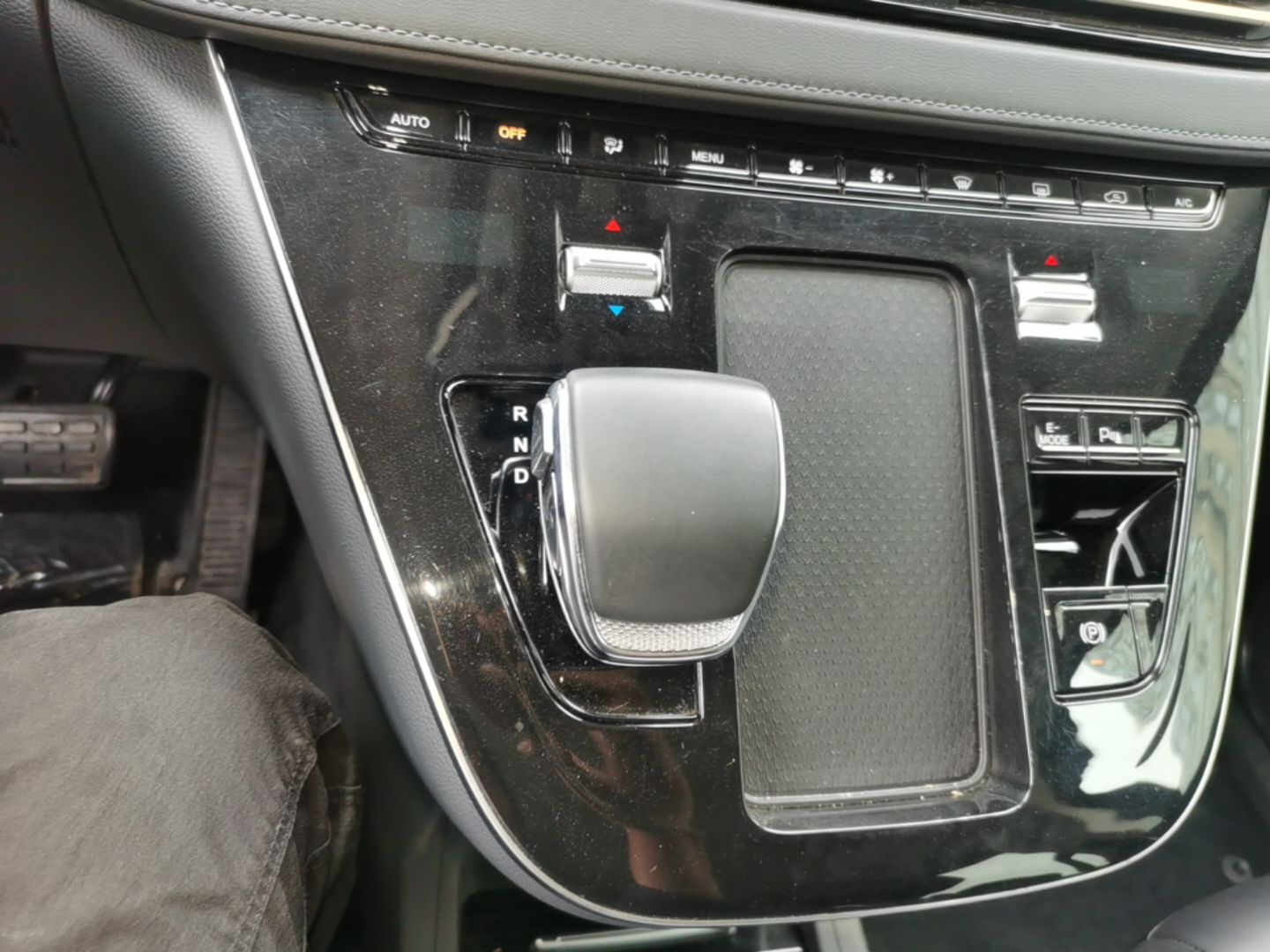 Hongqi HQ9 PHEV 2024 2.0T Four-Wheel Drive Business Edition — снимка 16