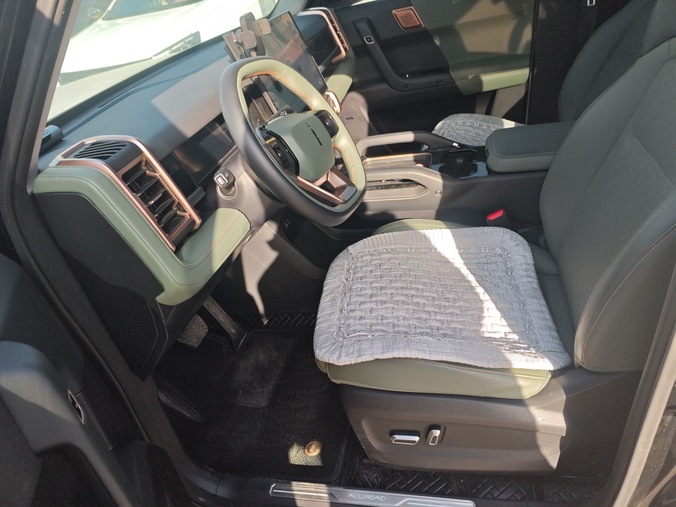 المقاعد الأمامية داخل السيارة