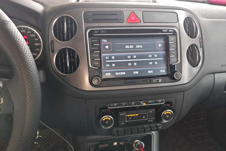 Used Volkswagen Tiguan 2009 2.0 TSI Luxury Edition Audio And AC Panel