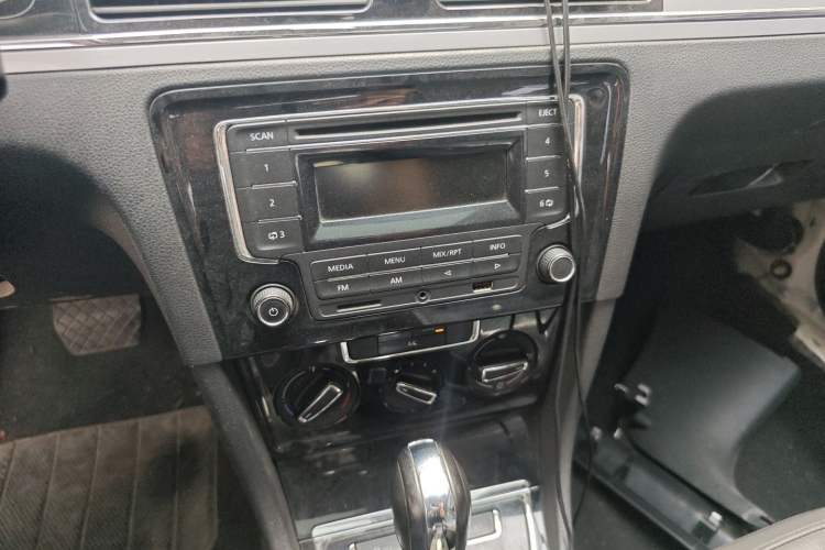 Used Volkswagen Bora 2014 1.6L Automatic Comfort Model Audio And AC Panel