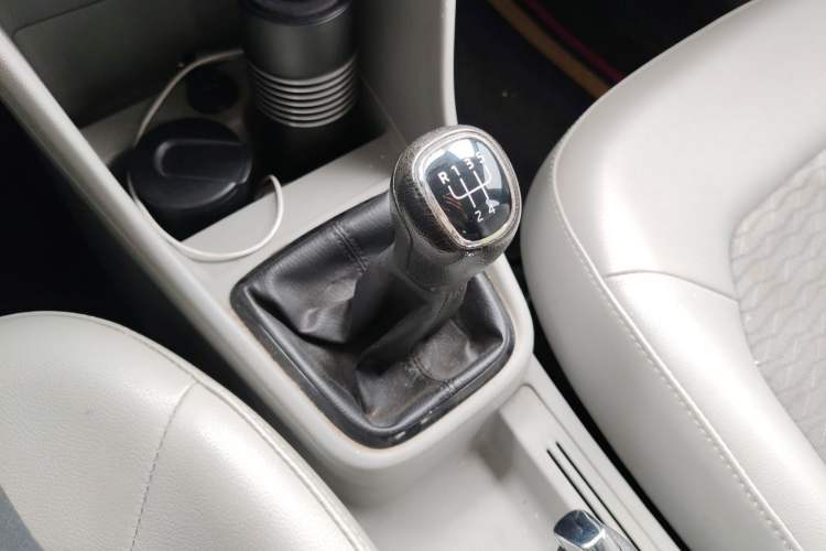 Used Skoda Rapid 2016 1.6L Manual Trend Edition Gear Lever