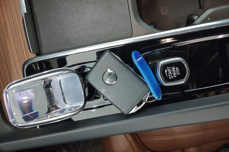 Used Volvo XC60 New Energy 2025 Plug-in Hybrid Long-Range All-Wheel Drive Smart Luxury Edition Interior 1