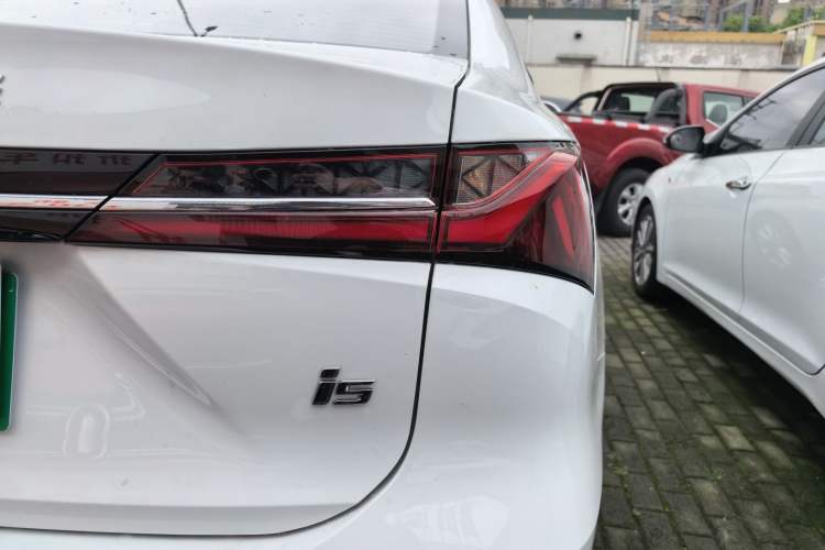 Used Roewe i5 2026 Model 1.5L Manual Comfort Version Right Rear Taillight