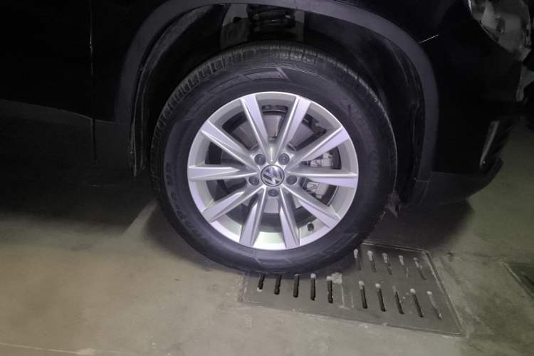 Used Volkswagen Tiguan 2015 1.8TSI Automatic All-Wheel Drive Comfort Edition Right Front Wheel Hub