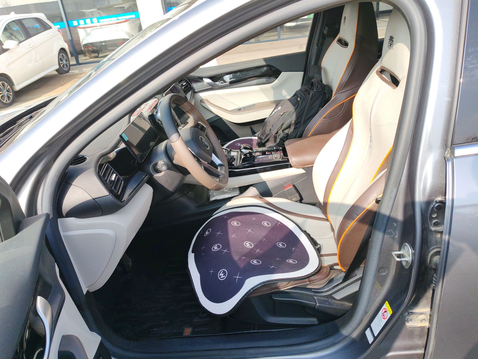 Переднее сиденье в автомобиле