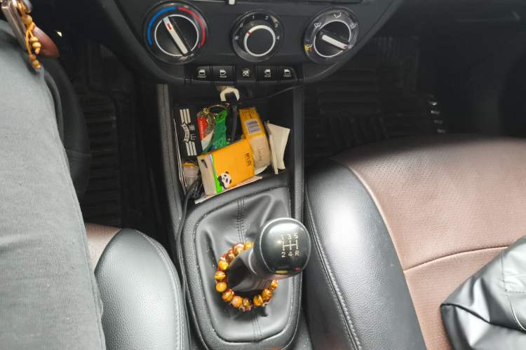 Used Hyundai Verna (older generation) 2020 1.4L Manual GL Refreshed Edition Gear Lever