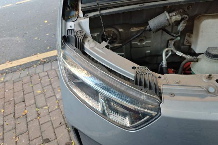 Used Wuling Yangguang 2024 300km Comfort-Grade Passenger Van 60kW