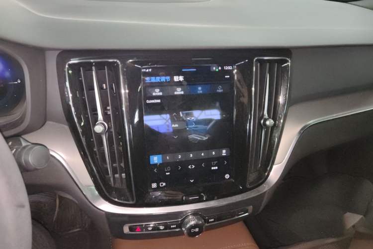 Used Volvo S60 New Energy 2023 T8 All-Wheel Drive Long-Range Zhiyi Luxury Edition Audio And AC Panel