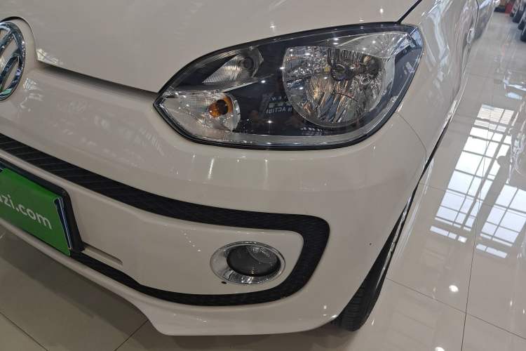 Used Volkswagen up! 2015 1.0L go high!
