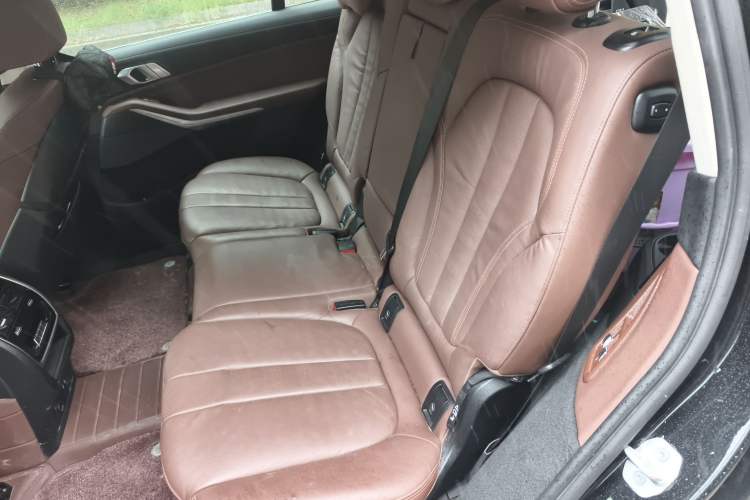 Used BMW X7 2021 Facelifted xDrive40i Luxury Package with Leading Features Left Rear Seat