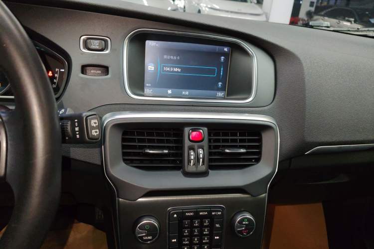 Used Volvo V40 2014 2.0T Zhiya Edition Audio And AC Panel