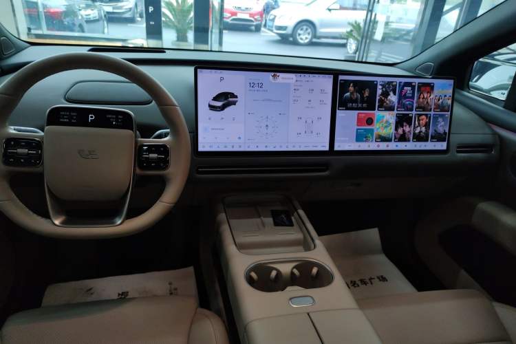 Used Li Auto i6 2025 Model Two-Wheel-Drive Standard Type Audio And AC Panel