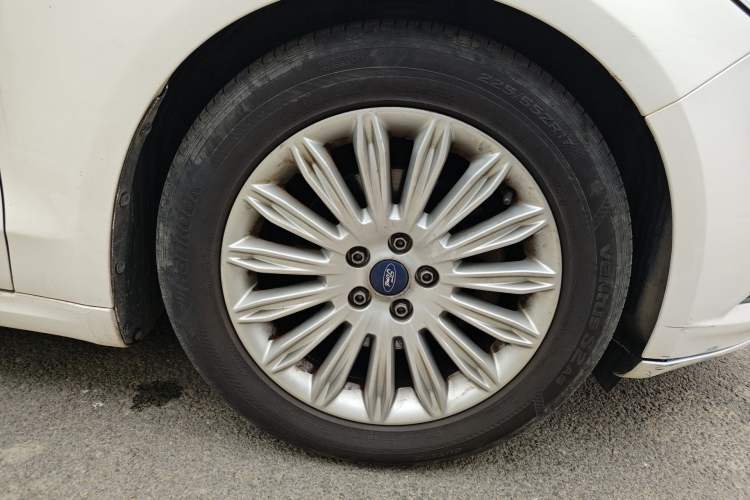 Used Ford Mondeo 2013 2.0L GTDi 200 Luxury Model Right Front Wheel Hub