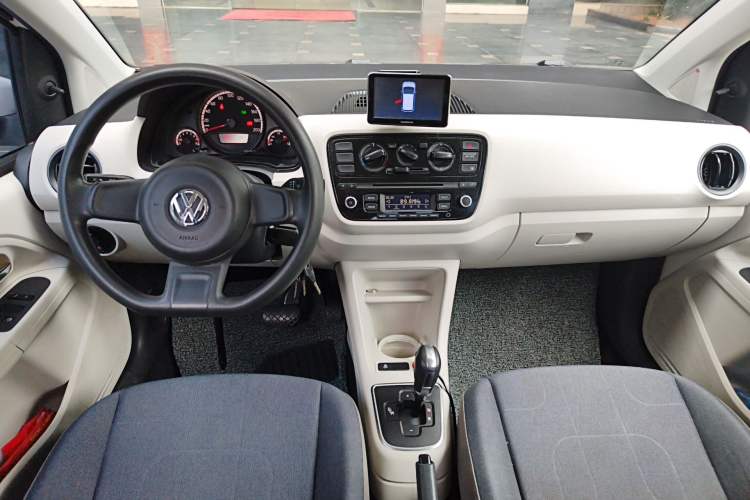Used Volkswagen up! 2015 1.0L move up! Center Console