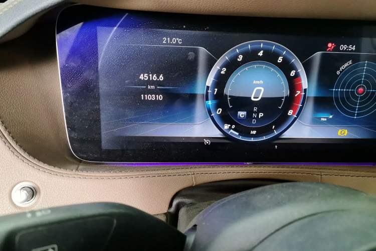 Used Mercedes-Benz S-Class 2018 S 320 L Odometer Close Up