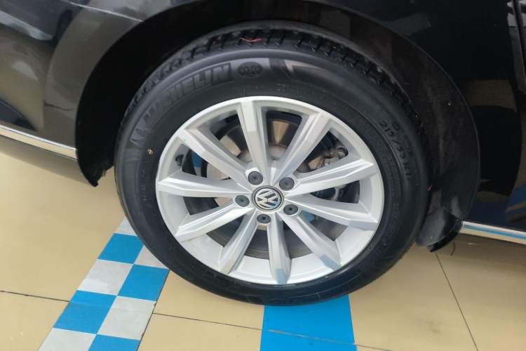 Used Volkswagen Magotan 2019 330TSI DSG Leading Model China VI Standard Right Rear Wheel Hub