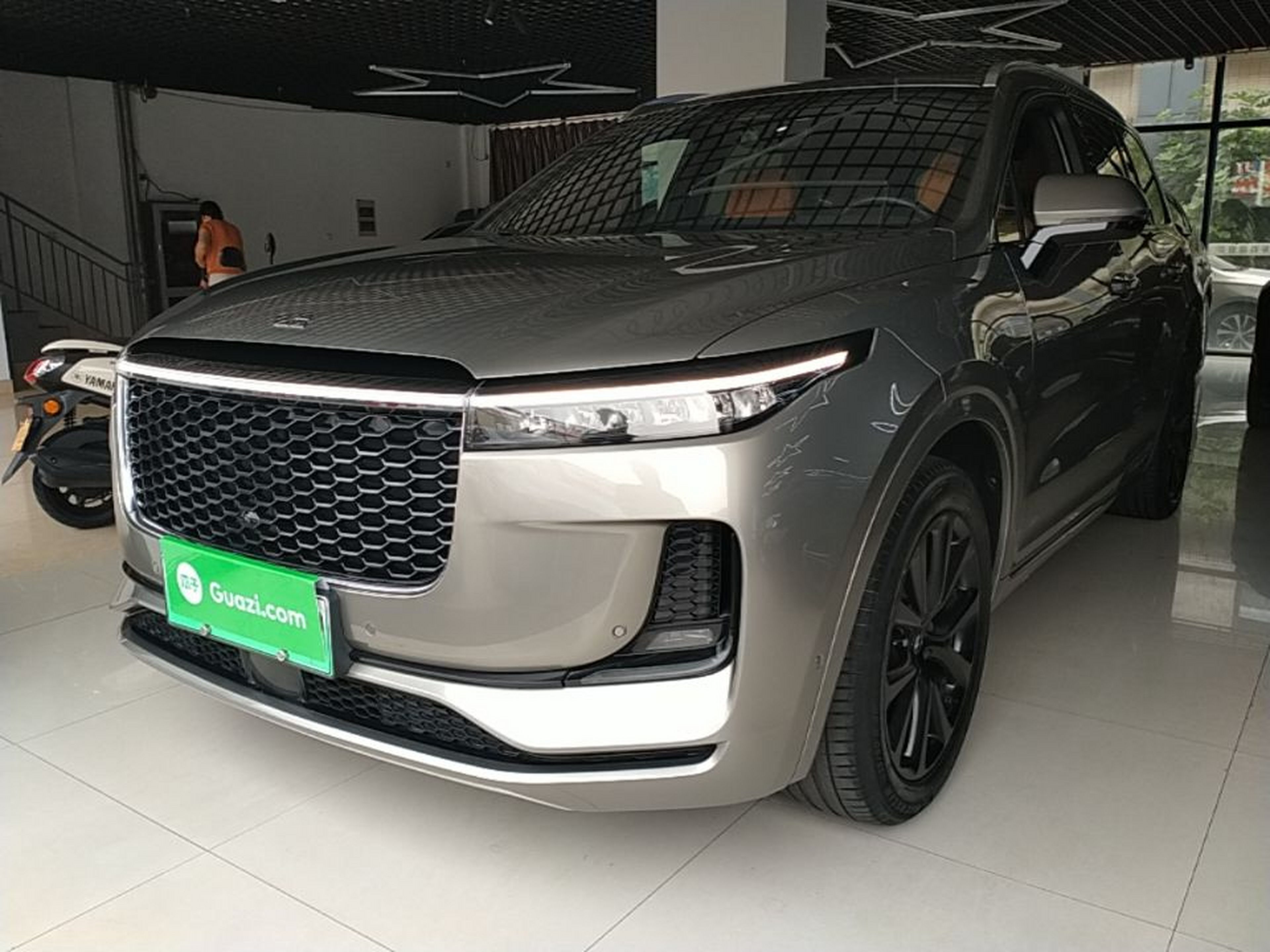 Unter der Vorderseite des Autos