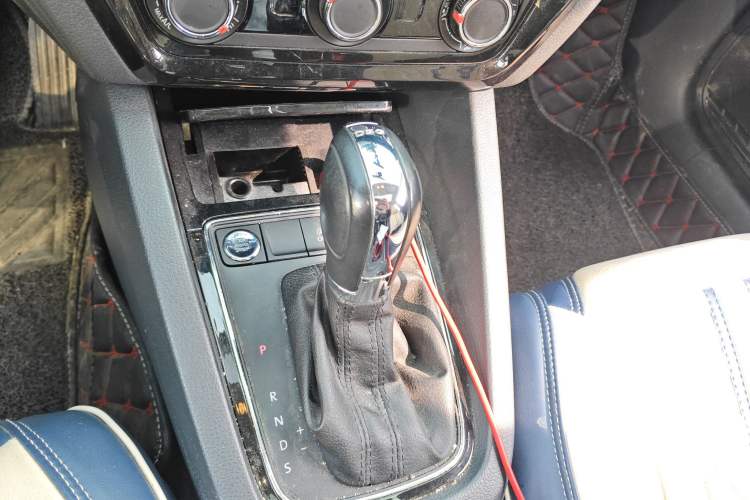 Used Volkswagen Sagitar 2018 280TSI DSG Ignite Edition Gear Lever