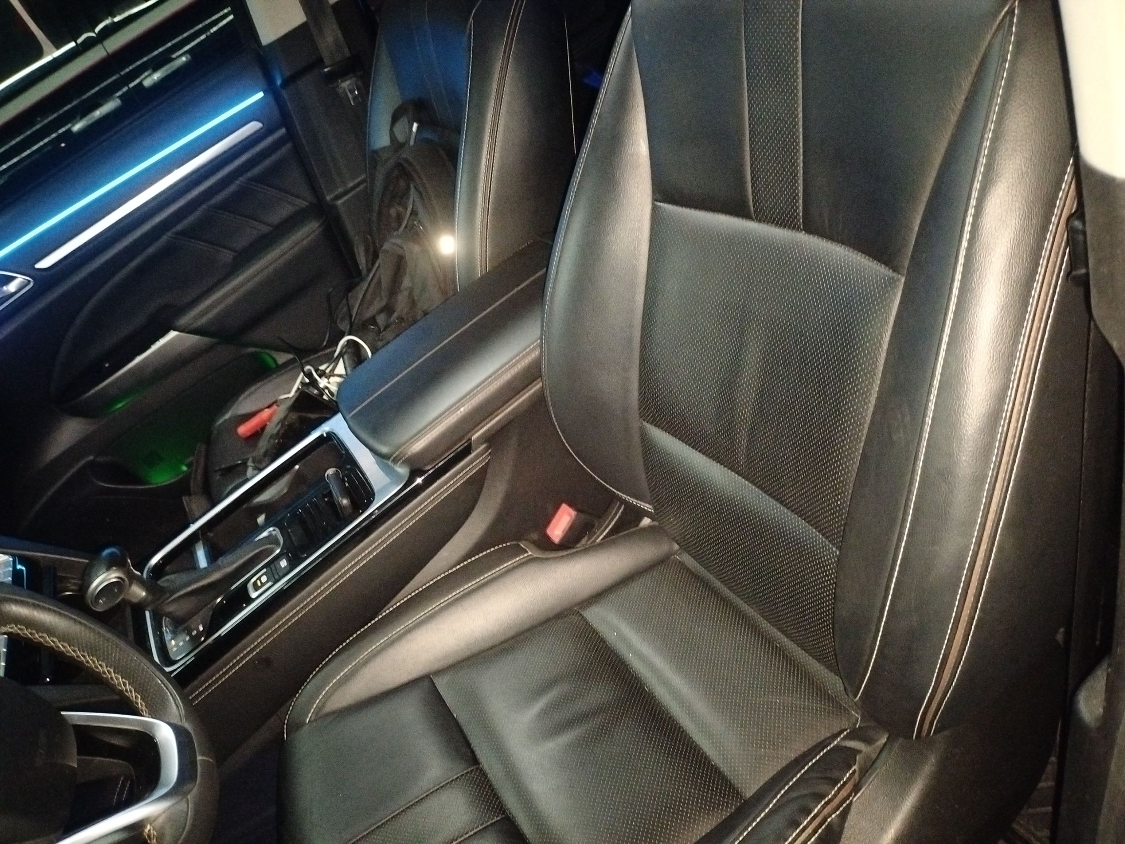 المقاعد الأمامية داخل السيارة