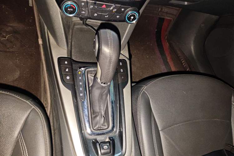 Used Chevrolet Malibu 2018 530T Automatic Fashion Edition Gear Lever