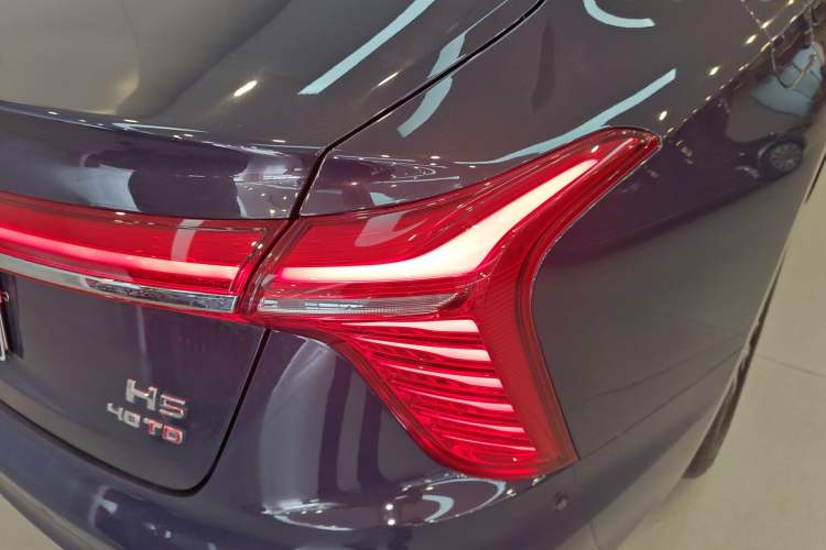 Used Hongqi H5 2023 2.0T Automatic Smart Connect Flagship Edition Right Rear Taillight
