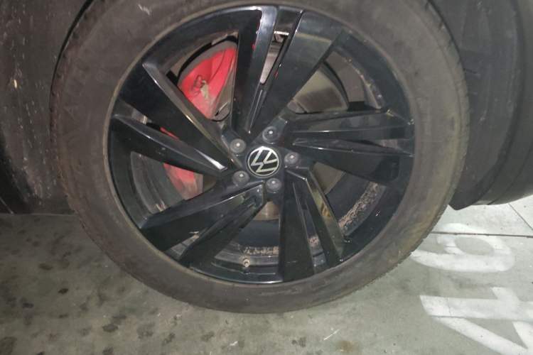 Used Volkswagen Touareg 2022 3.0 TSI Luxury Edition Black Diamond Sport Package Right Front Wheel Hub