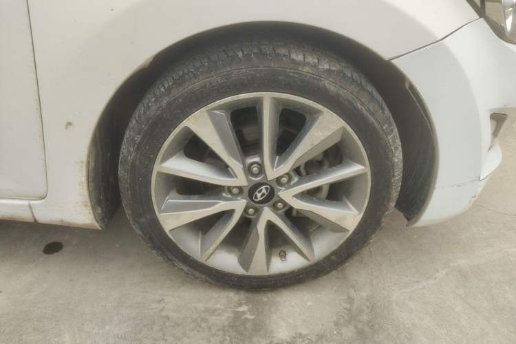 Used Hyundai Elantra (5th Generation / Langdong) 2015 1.6L Automatic Leading Model Right Front Wheel Hub