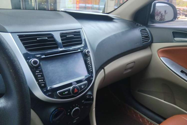 Used Hyundai Verna (older generation) 2014 1.4L Manual Smart GLS Trim