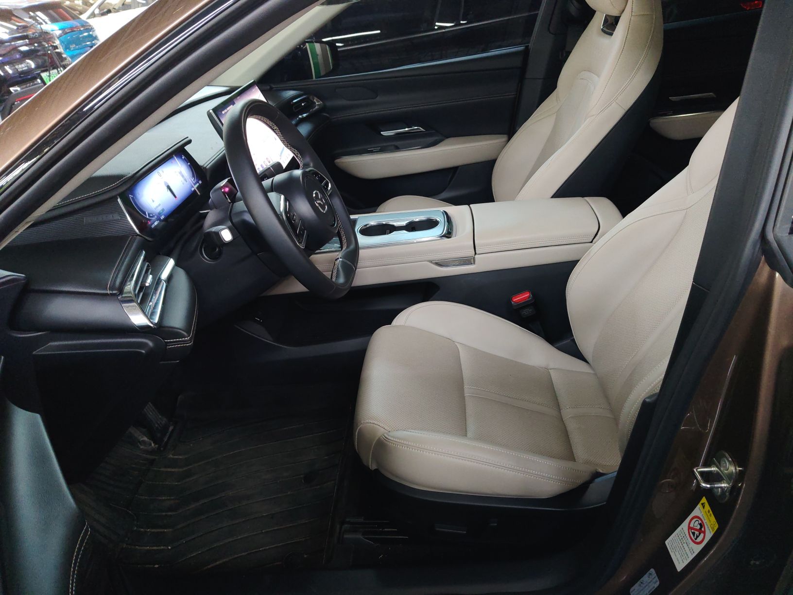 Переднее сиденье в автомобиле