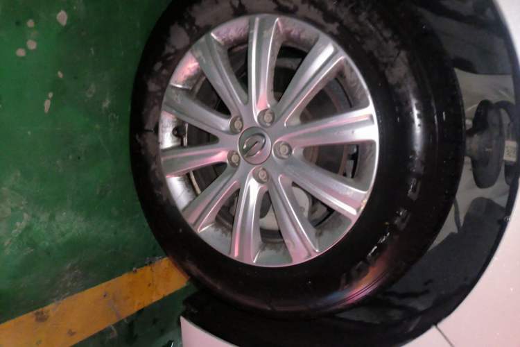 Used GAC Trumpchi M6 2019 270T Automatic Luxury Edition (6-seater) - China V Standard Right Front Wheel Hub