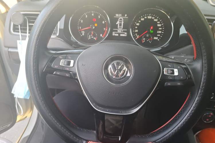 Used Volkswagen Sagitar 2015 230TSI Automatic Luxury Model Steering Wheel