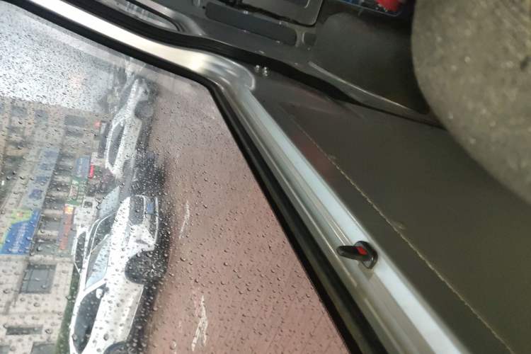 Used SAIC MAXUS Xintu V80 2023 2.0T Manual Classic Aoyuntong Short Wheelbase Ultra-Low Roof 5/6-Seater Right Rear Door Interior