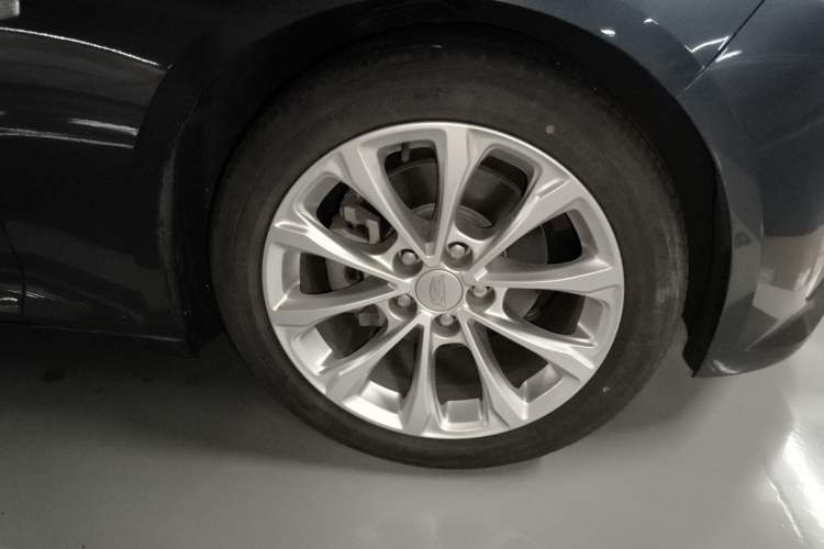 Used Cadillac CT5 2022 28T Luxury Edition Right Front Wheel Hub