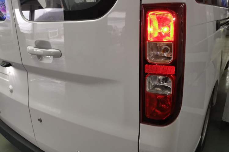 Used Wuling Yangguang 2024 300KM Comfort Version Passenger Van 75kW
