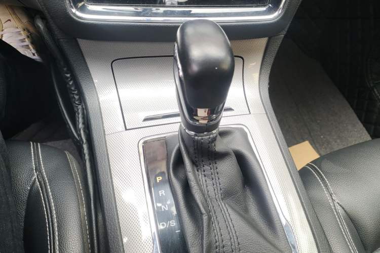 Used Roewe RX5 2016 20T Two-Wheel Drive Automatic Internet Smart Edition
