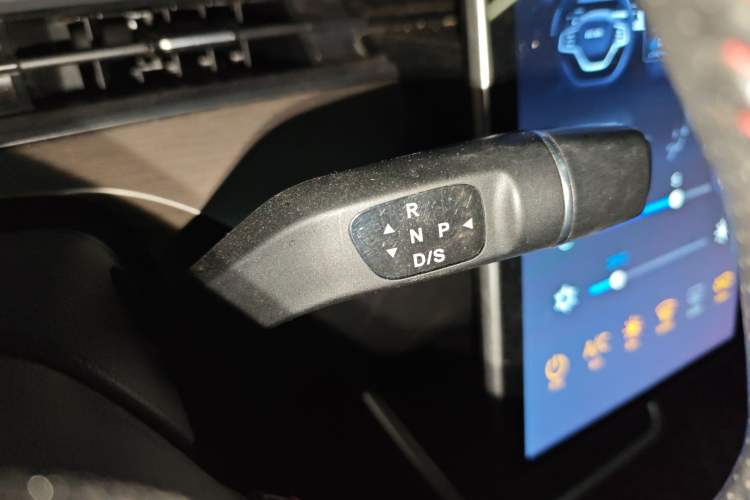 Used NETA V 2021 Long-Range Entertainment Edition Upgrade Model Gear Lever