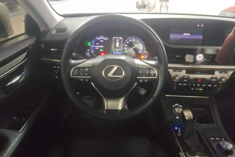Used Lexus ES 2015 300h Comfort Edition