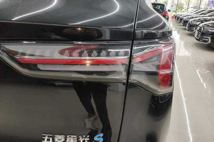 Used Wuling Xingguang S 2025 Model, 130km Flagship Edition Right Rear Taillight