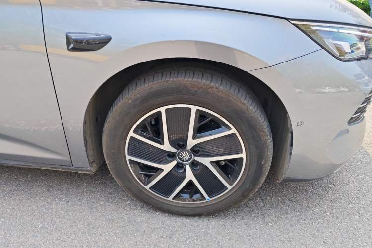 Used BYD Qin L 2025 DM-i Smart Drive 120KM Leading Model Right Front Wheel Hub