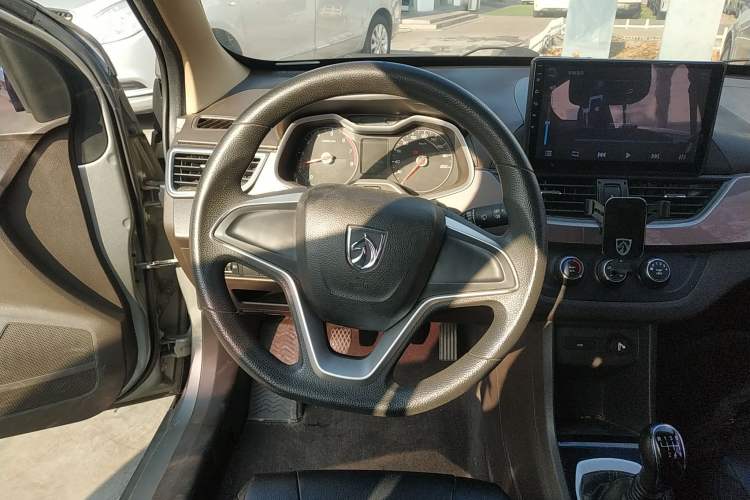 Used Baojun 310W 2017 1.5L Manual Comfort Version China VI Emission Standard
