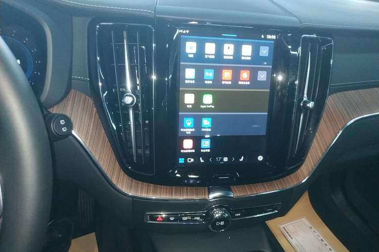 Used Volvo XC60 2025 B5 Four-Wheel Drive Smart & Advanced Luxury Edition
