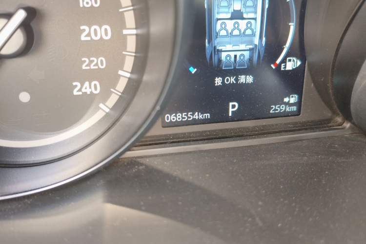 Used Land Rover Discovery Sport 2018 240 PS HSE Version Odometer Close Up