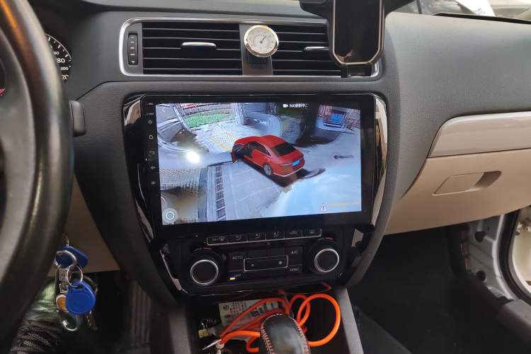 Used Volkswagen Sagitar 2014 1.4TSI Automatic Luxury Model Audio And AC Panel