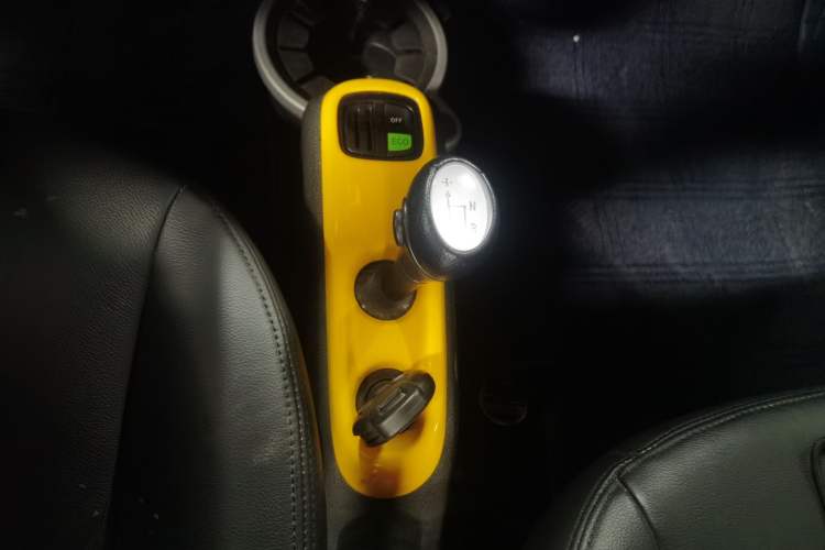 Used smart fortwo 2013 1.0 MHD Hardtop Chocolate Special Edition Gear Lever