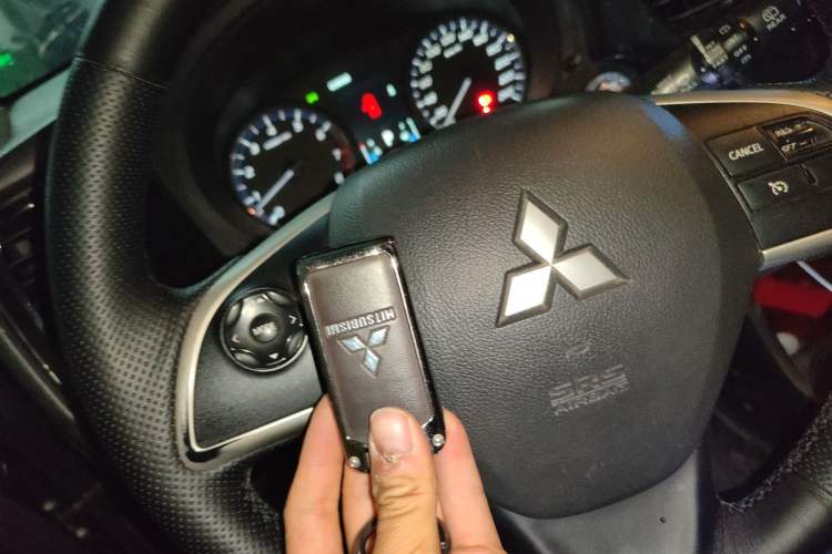 Used Mitsubishi Outlander 2014 2.4L 4x4 Deluxe Value Edition 7 Seats Vehicle Key