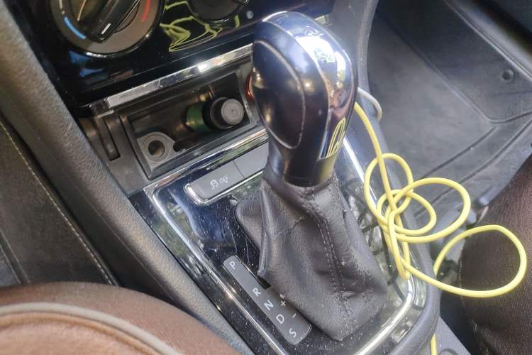 Used Volkswagen Bora 2013 1.6L Automatic Fashion Model Gear Lever