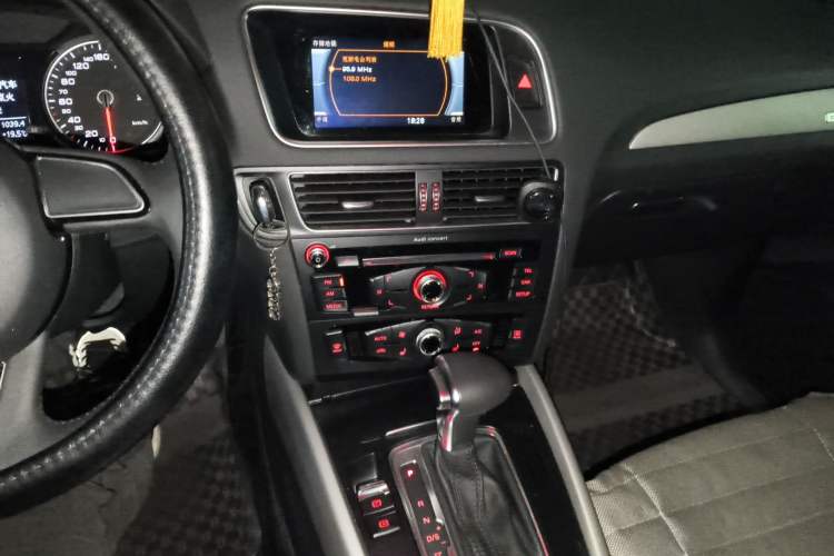 Used Audi Q5 2017 40 TFSI Ambition Edition Audio And AC Panel