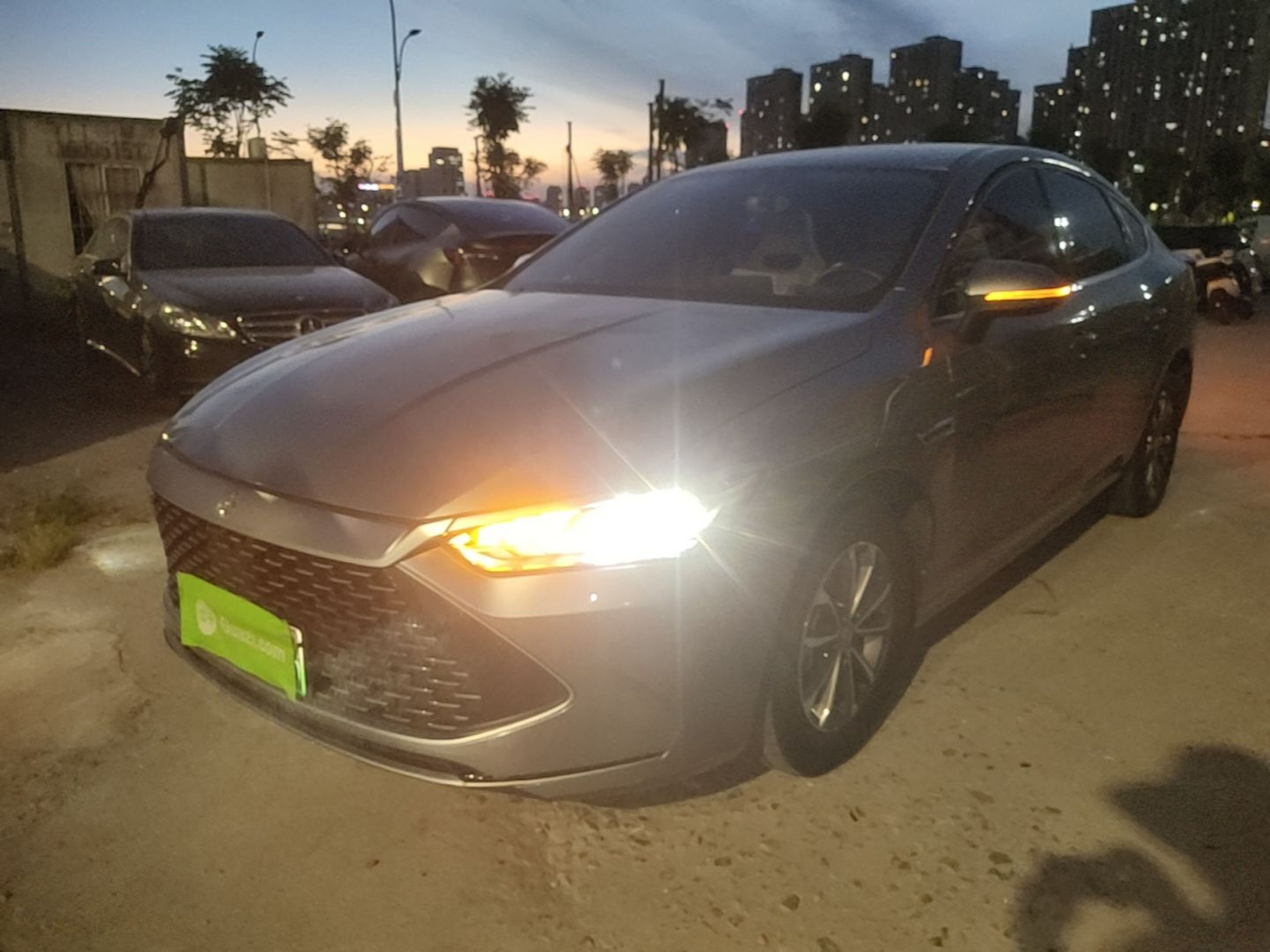 Под передней частью автомобиля