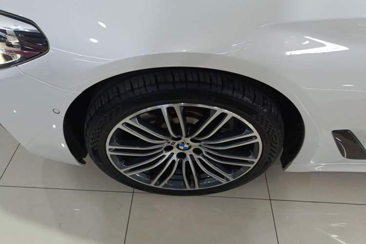Used BMW 5 Series 2018 Restyled 530Li Leading Edition M Sport Package Left Front Wheel Hub