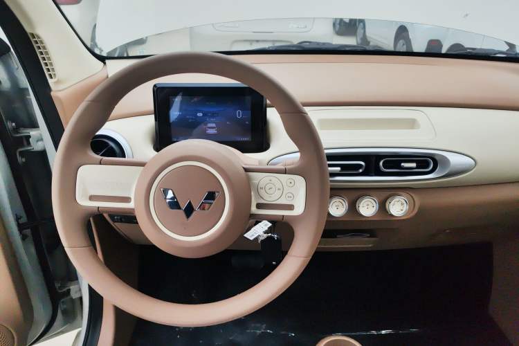 Used Wuling Hongguang MINIEV 2025 Four-Door Version Advanced Edition Center Console